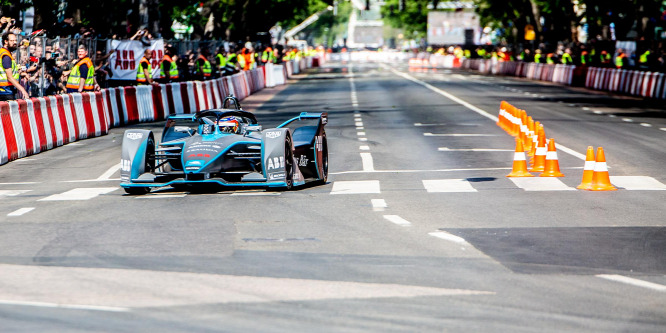 Az F1-et megtartaná, a Formula E-t idecsábítaná a kormány