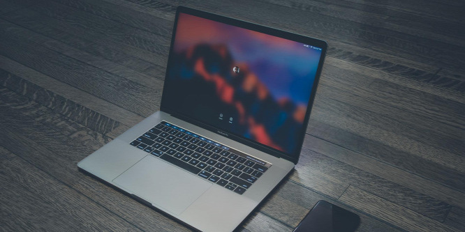 A tulajdonosa ölében gyulladt ki a MacBook Pro