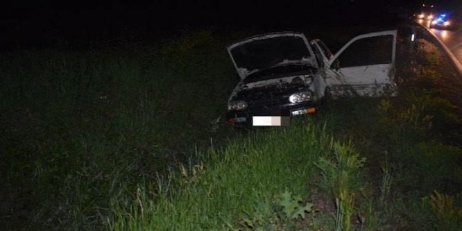 Jogosítvány nélkül ült volán mögé, árokba hajtott a részeg sofőr