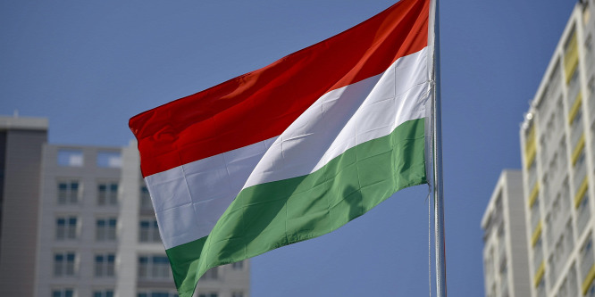Fizetnie kell az erdélyi polgármesternek a magyar zászlók használata miatt