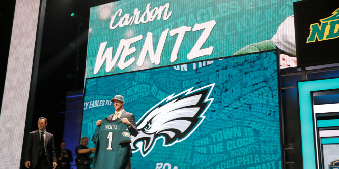 NFL: elképesztő összegért hosszabbított az Eagles az irányítójával