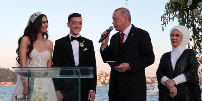 Özil pont úgy táncolt a lagziján, ahogy játszott az idényben - videó
