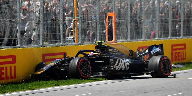 Magnussennek a fal adta a másikat, Verstappen előrébb lép a rajtnál