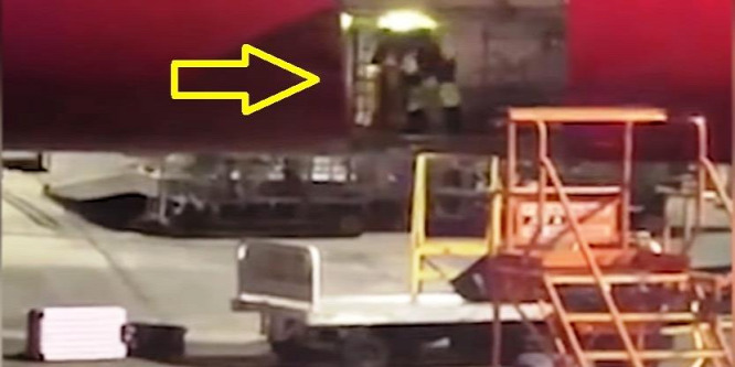 Felháborító, ahogy ez a reptéri munkás a bőröndöket kezelte – videó