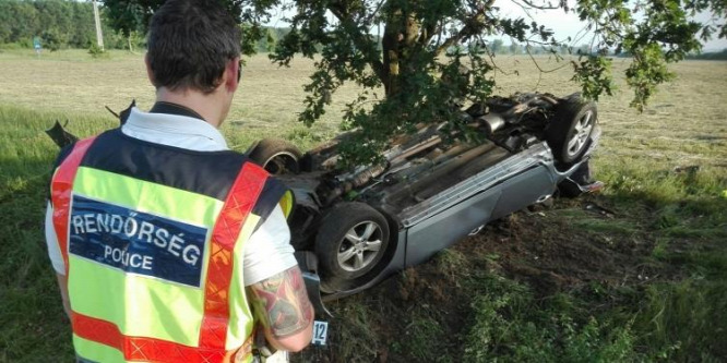 Fának csapódott autójával, meghalt a sofőr Taszárnál