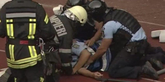Vér a pályán: intenzívre került egy rendőr a román focimeccsen - videó