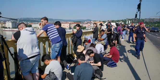 Dunai hajóbaleset: távcsővel, kisszékkel vonultak ki a Hableány mentéséhez az emberek