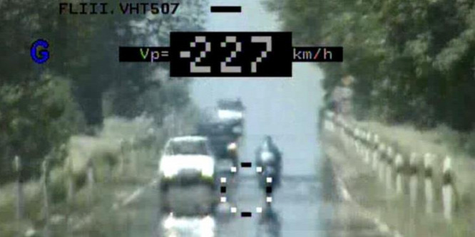 227 km/órával száguldott egy motoros egy lángosért