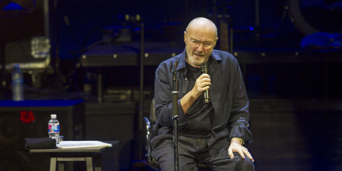 Hátműtétje után ülve adott koncertet Phil Collins