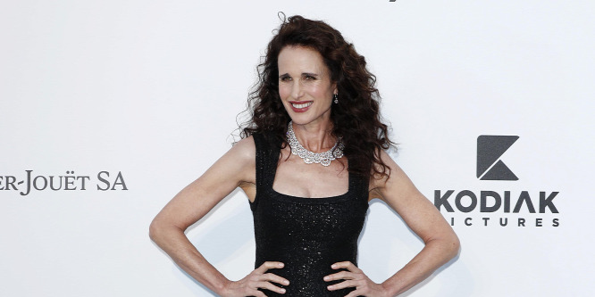 Andie MacDowell is szerepelt Párizsi Divathéten: az öregedés szószólója lett