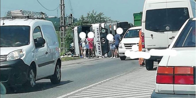 Felborult egy teherautó Dorog és Lányvár között