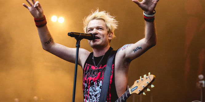 A zene mentette meg a Sum 41 énekesének életét