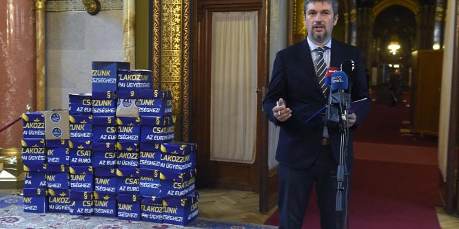 Egyre botrányosabb Hadházy aláírásgyűjtése