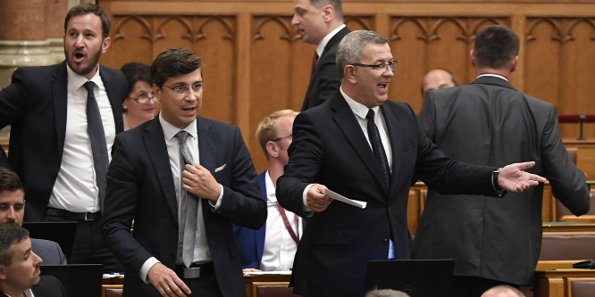 Hazudott a jobbikos Szilágyi György a parlamentben