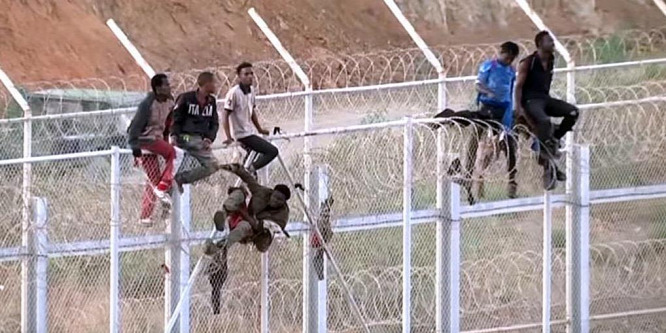 V4NA: Illegális migránsok támadtak a spanyol rendvédelmi szervekre Ceutában