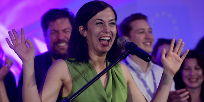 Cseh Katalin a vonatozás mellett kampányolt, majd kiderült, hogy repülővel utazik