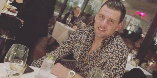 Szalai Ádám nagyon megható dalt zongorázott testvére esküvőjén - videó