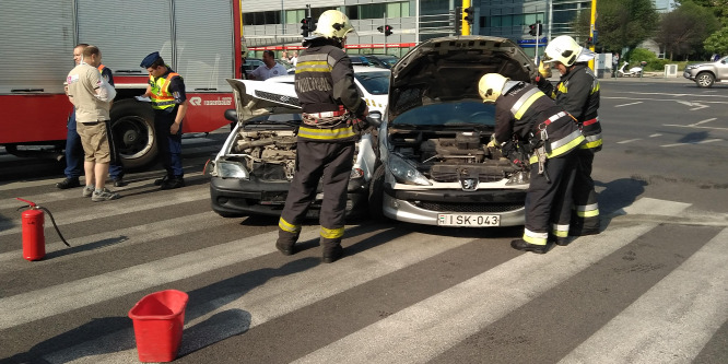 Két autó ütközött az Alkotás és a Csörsz utca sarkán