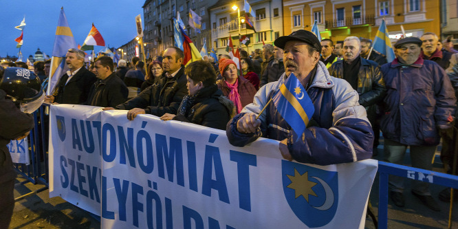 Döntött az uniós bizottság: újabb hat hónapig lehet gyűjteni az aláírásokat
