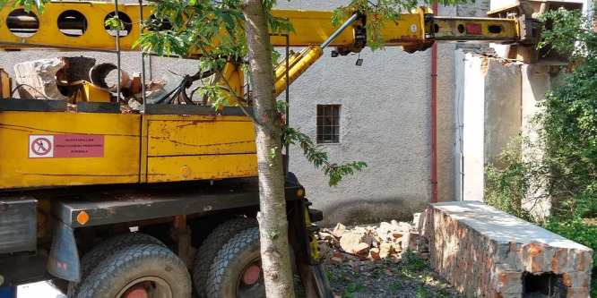 Kémény dőlt a teherautóra, a sofőr súlyosan megsérült