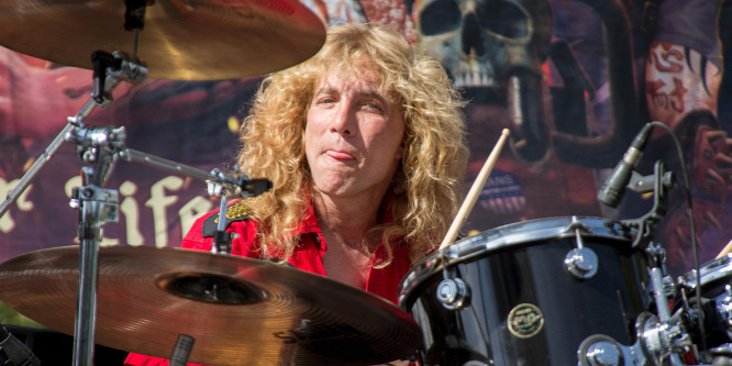 Hasba szúrta magát a Guns N' Roses egykori tagja, Steven Adler