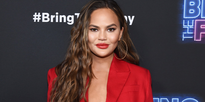 Chrissy Teigen mellkisebbítő műtéten esett át - íme a végeredmény