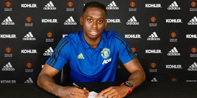 Hatalmas összegért írt alá a fiatal focista a Manchester Unitedhez