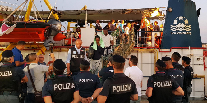 A Soros-féle Sea-Watch hajó kapitányai kitüntetést kapnak Párizs baloldali főpolgármesterétől