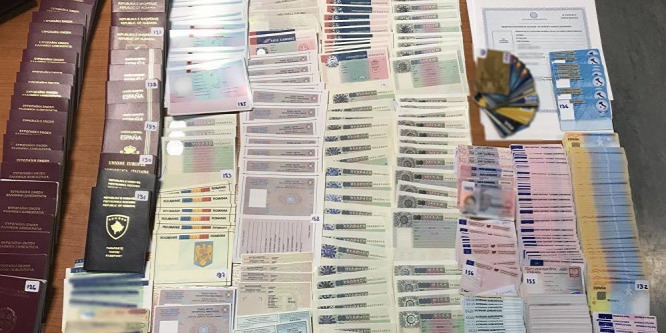 Hamis igazolványokat gyártó migráns párt vett őrizetbe a görög rendőrség