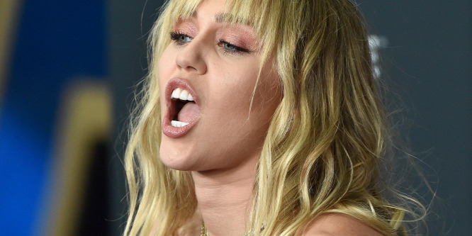 Miley Cyrus még el sem vált a férjétől, máris nyilvánosan szexelt, ráadásul egy nővel