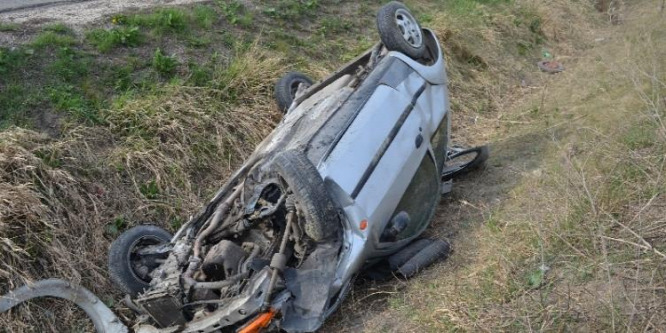 Az árokban kötött ki egy gyorsan hajtó fiatal sofőr