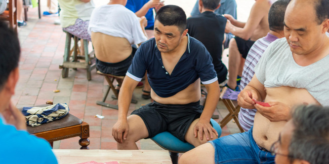 Újabb kínai városban tiltják be a pekingi bikinit és a köpködést