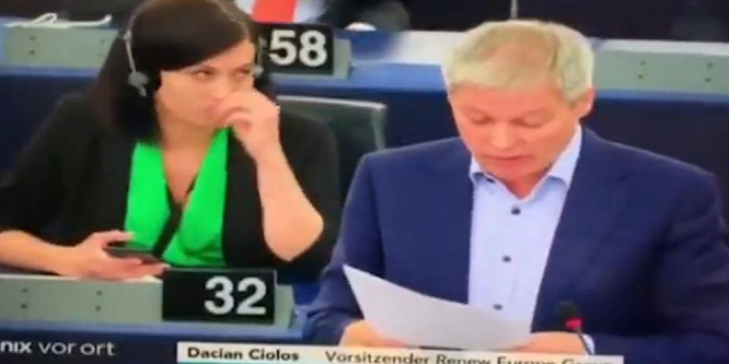 Rosszkor tapsol, körmét rágja, zavarban van Cseh Katalin, azt sem tudja, hol van - videó