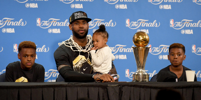 LeBron James saját fiát, Michael Jordan a csapata jövőjét adta el nyáron