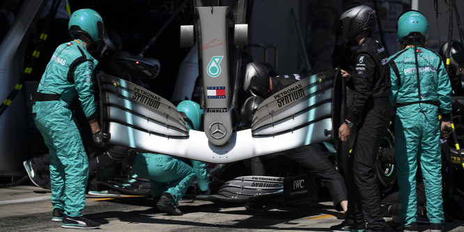 A Mercedes a kisebbik rosszat választotta Hamilton szárnycseréjével