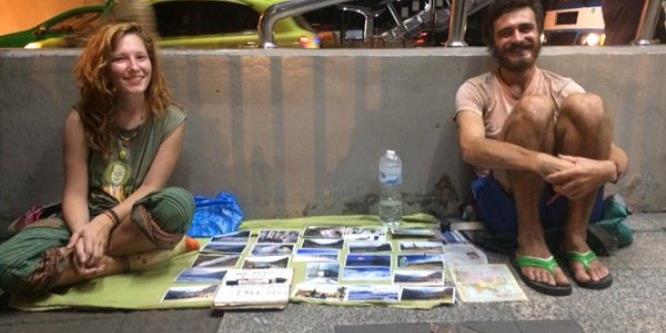 Lecsapnak a kolduló turistákra Bali szigetén