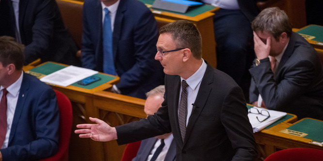 Rétvári Bence helyretette az összevissza nácizó Tordai Bencét