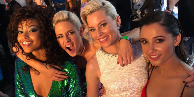 Kristen Stewart és Charlie új angyalai magyarul flörtölnek - videó
