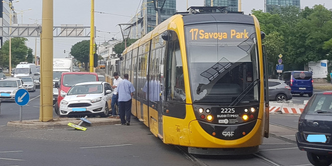 Villamos baleset miatt hatalmas a dugó a BAH-csomópontnál