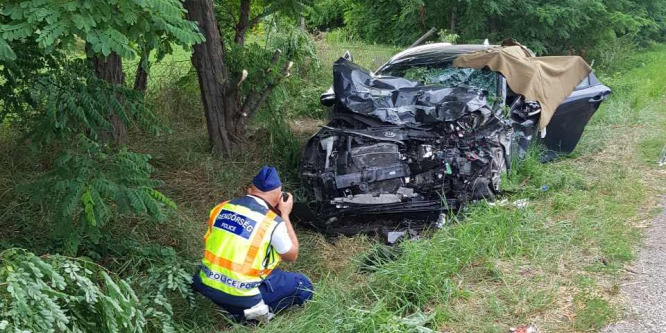 Ketten meghaltak egy autóbalesetben Rákóczifalva mellett