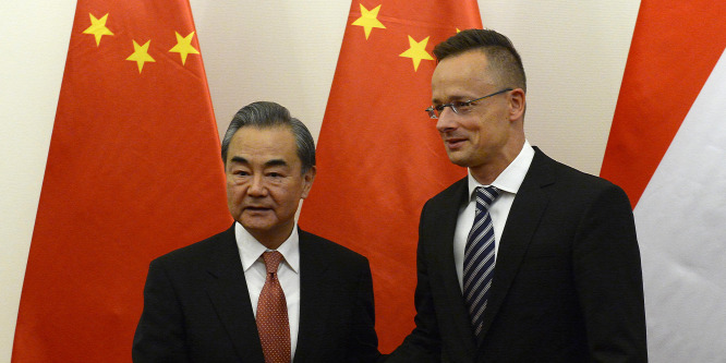Szijjártó Péter kitüntette a kínai külügyminisztert