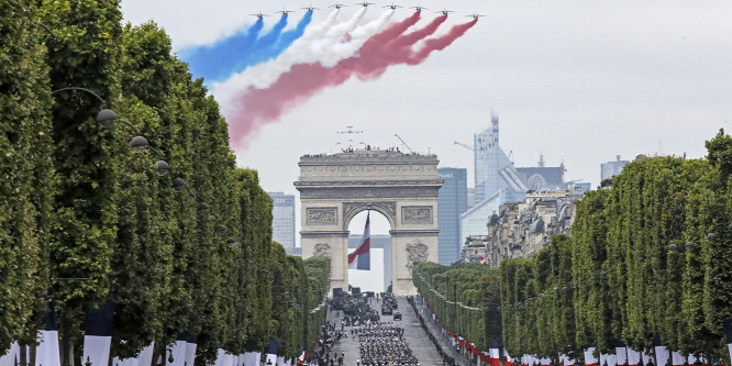 Katonai díszszemlét tartottak Párizsban a francia nemzeti ünnep alkalmából