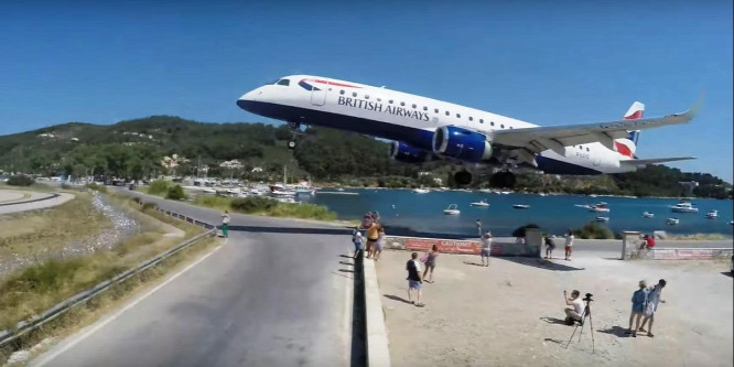 Szinte súrolta a bámészkodókat a leszálló repülőgép – videó