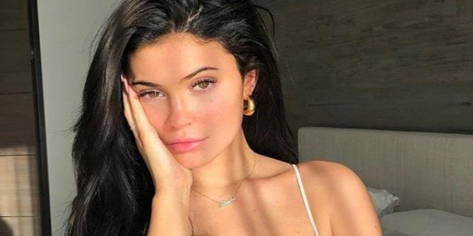 Mozgássérült parkolóban parkolt Kylie Jenner és párja