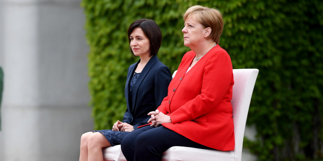 Annyira fél Merkel az újabb remegéstől, hogy ül a német himnusz alatt