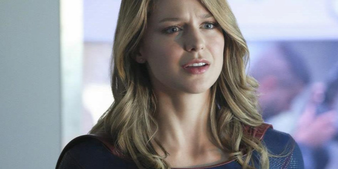Supergirl szoknya nélkül, új frizurával hódít