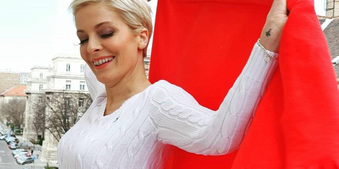 Tatár Csilla megmutatta meztelen terhespocakját