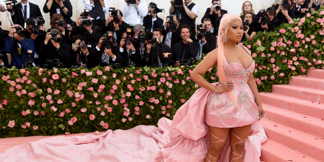 Nicki Minaj talpig rózsaszínben pakolta ki hatalmas kebleit