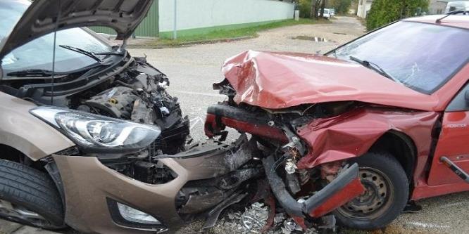Súlyosan megsérült a vétlen sofőr, amikor a másik belehajtott az autójába