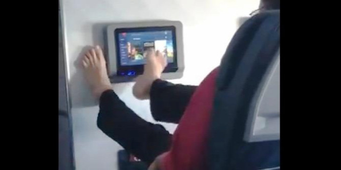 Meztelen lábbal nyúlt oda egy utas a repülőn, ahova más csak kézzel – videó